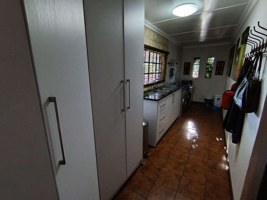 5 Bedroom Property for Sale in Langenhovenpark Free State